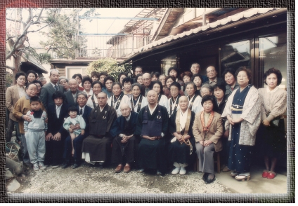 無着成恭むちゃくせいきょう住職との写真。長野市篠ノ井の観音様が浴室お風呂場の窓に浮き出たお家の庭で撮影。